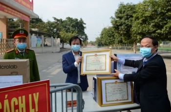 6 cán bộ, giáo viên trường Tiểu học Xuân Phương nhận giấy khen trong phòng chống Covid-19