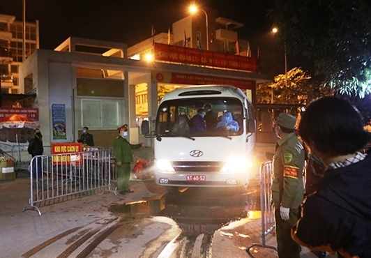28 học sinh và phụ huynh Tiểu học Xuân Phương được về nhà đón Tết