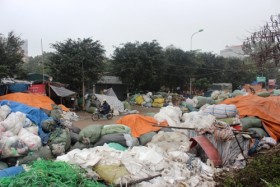 Kinh hoàng “giặc” rác bao vây làng nghề