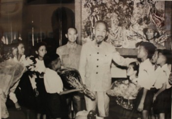 Những hình ảnh quý về "Chủ tịch Hồ Chí Minh với thế hệ trẻ"