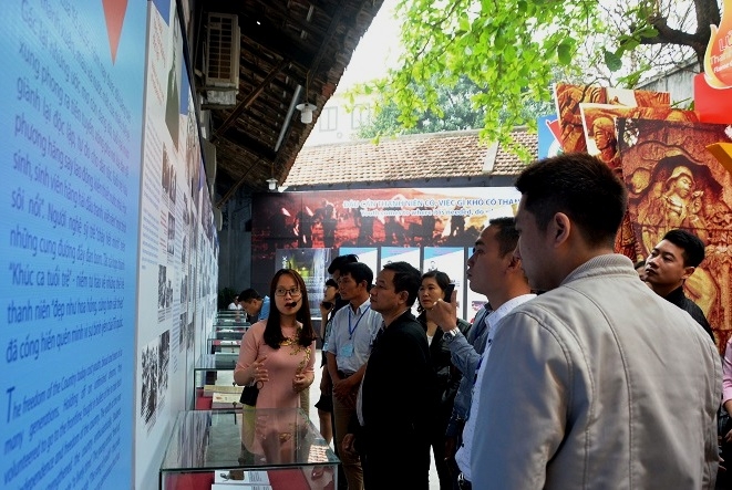 trung bay lua thanh xuan khuc ca ve tuoi tre