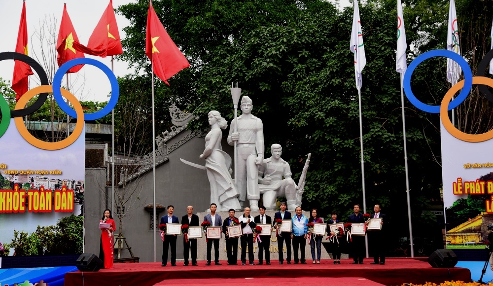 hon 8000 nguoi chay huong ung ngay chay olympic vi suc khoe toan dan