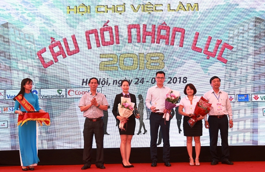pvcombank dong hanh cung hoi cho viec lam 2018
