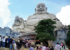 Tượng Phật Di Lặc trên núi Cấm xác lập kỷ lục châu Á