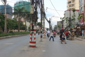 Hàng cột điện vẫn “tấn công” người đi đường