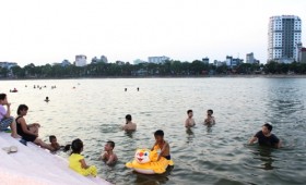 Hà Nội: Người dân biến hồ Linh Đàm thành bể bơi