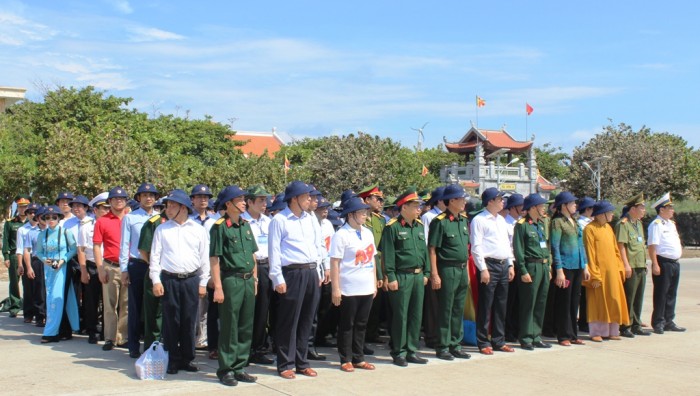 thieng lieng le chao co tren dao truong sa