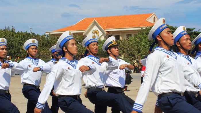 thieng lieng le chao co tren dao truong sa