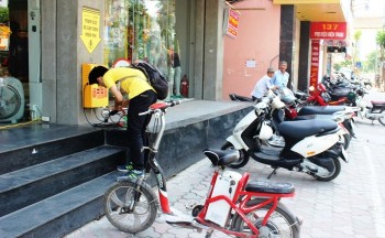 Hà Nội: Sạc xe đạp điện miễn phí ngay trên đường