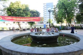 Hà Nội: Đài phun nước thành bể chứa rác thải