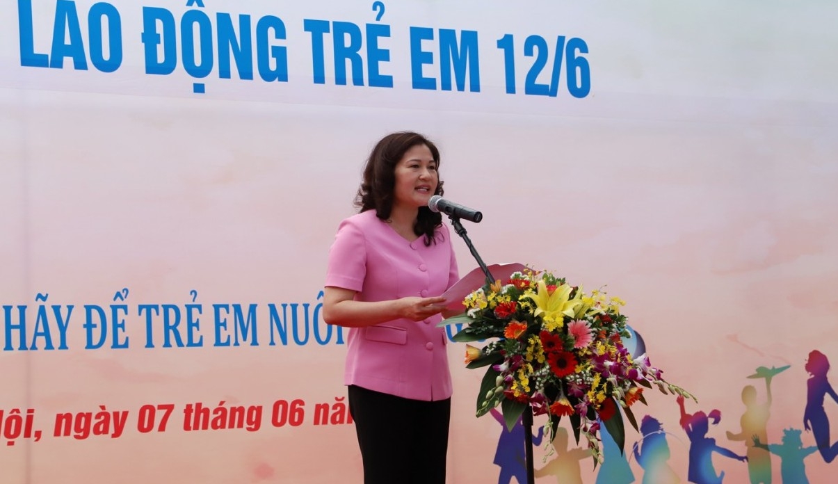 dung de tre lam viec tren dong ruong hay de tre nuoi duong uoc mo