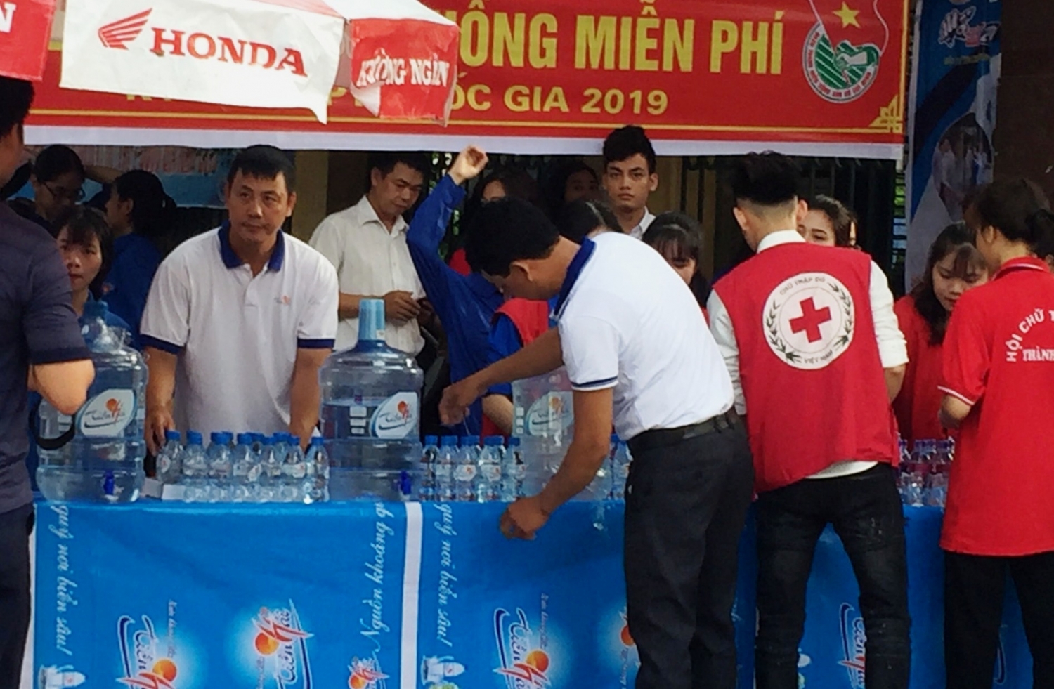 THAIBINH PSC tài trợ gần 20.000 lít nước khoáng Tiền Hải tiếp sức mùa thi