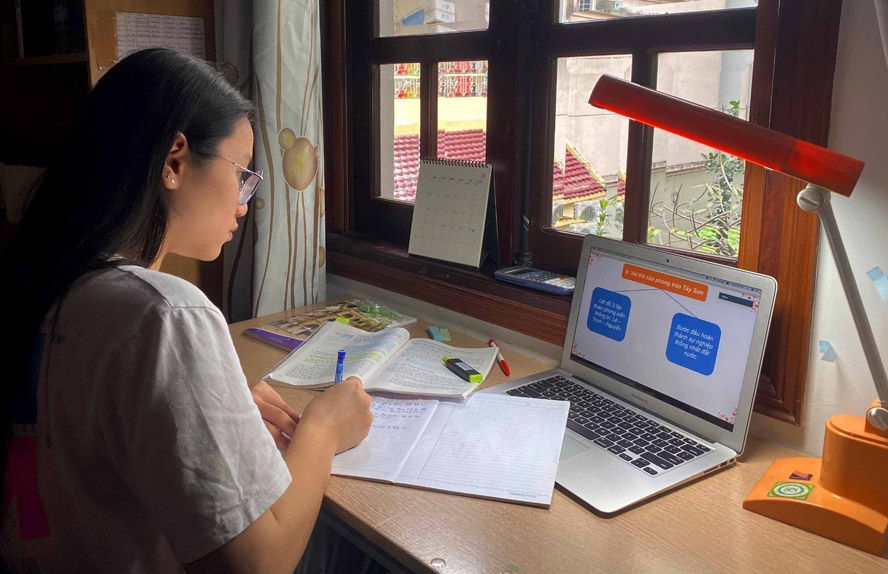 Hà Nội: Thí sinh làm thủ tục thi dự thi lớp 10 theo hình thức trực tuyến