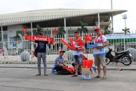 Các dịch vụ "ăn theo" nở rộ trước trận Việt Nam - Arsenal