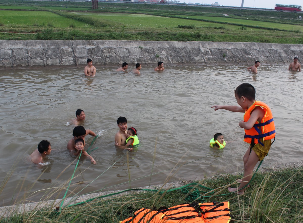 Hà Nội: Kênh thủy lợi nhộn nhịp như… bãi biển