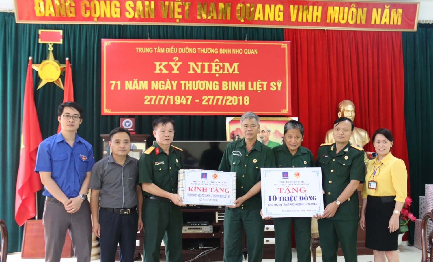 tham hoi va tang qua trung tam dieu duong thuong binh nho quan