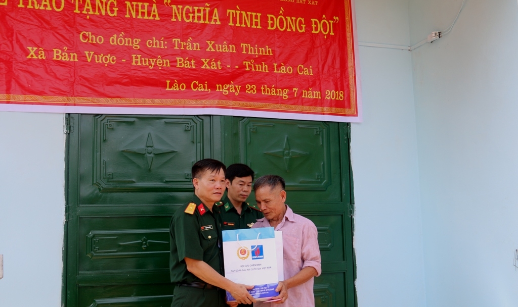 hoi ccb tap doa n trao nha nghia tinh dong doi tai lao cai