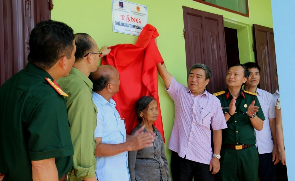 hoi ccb tap doa n trao 2 nha nghia tinh dong doi tai thanh hoa