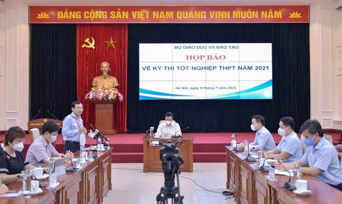 Thí sinh tại điểm thi trường THPT Lệ Thủy làm 