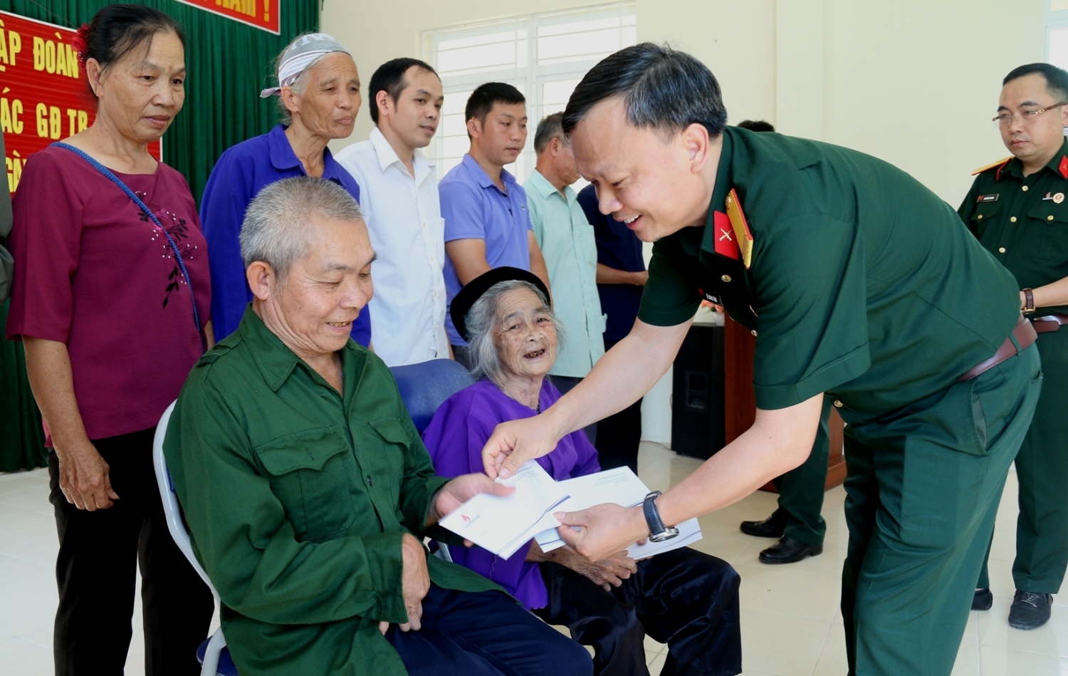 Hội CCB Cơ quan Tập đoàn: Thăm hỏi, tặng quà các gia đình chính sách tỉnh Cao Bằng, Bắc Kạn