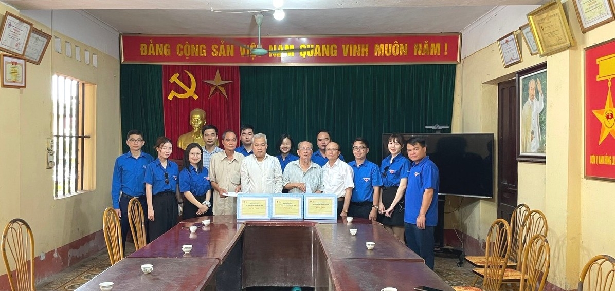 Thăm hỏi, tặng quà các gia đình chính sách tại Bắc Ninh