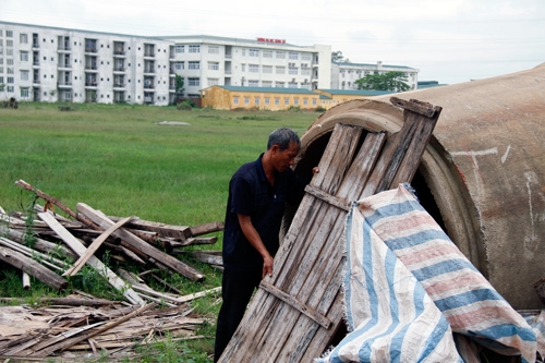 Cha sống trong ống cống, nuôi 4 con học đại học