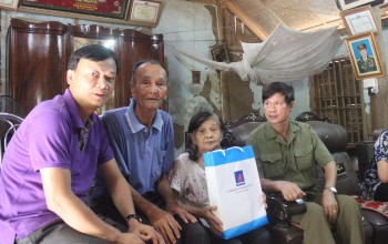 Thăm hỏi, tặng quà các gia đình chính sách tỉnh Yên Bái, Lào Cai