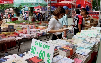 Ngập tràn sách giảm giá tại Hội chợ sách quốc tế 2017