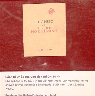 trung bay hon 250 tai lieu hien vat ve di chuc cua chu tich ho chi minh