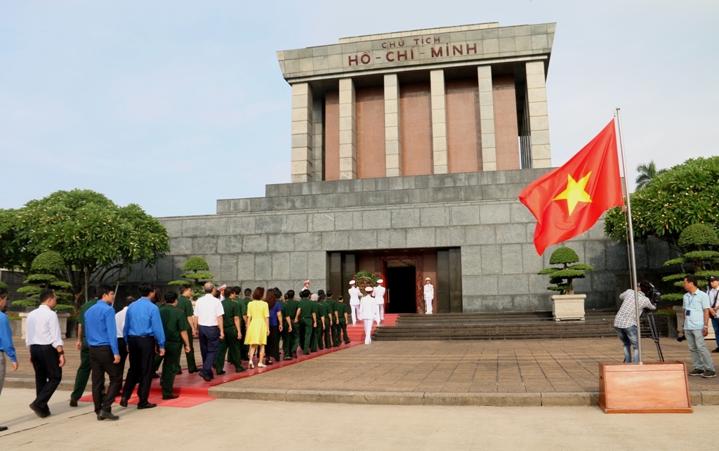 hoi ccb tap doan dang hoa tuong niem va vao lang vieng chu tich ho chi minh