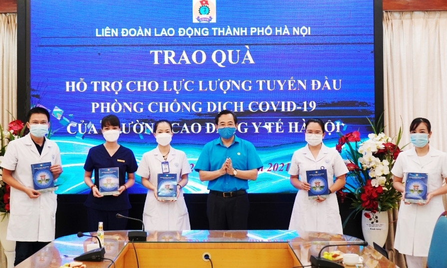 Trao quà hỗ trợ lực lượng tuyến đầu chống dịch tại Trường Cao đẳng Y tế Hà Nội