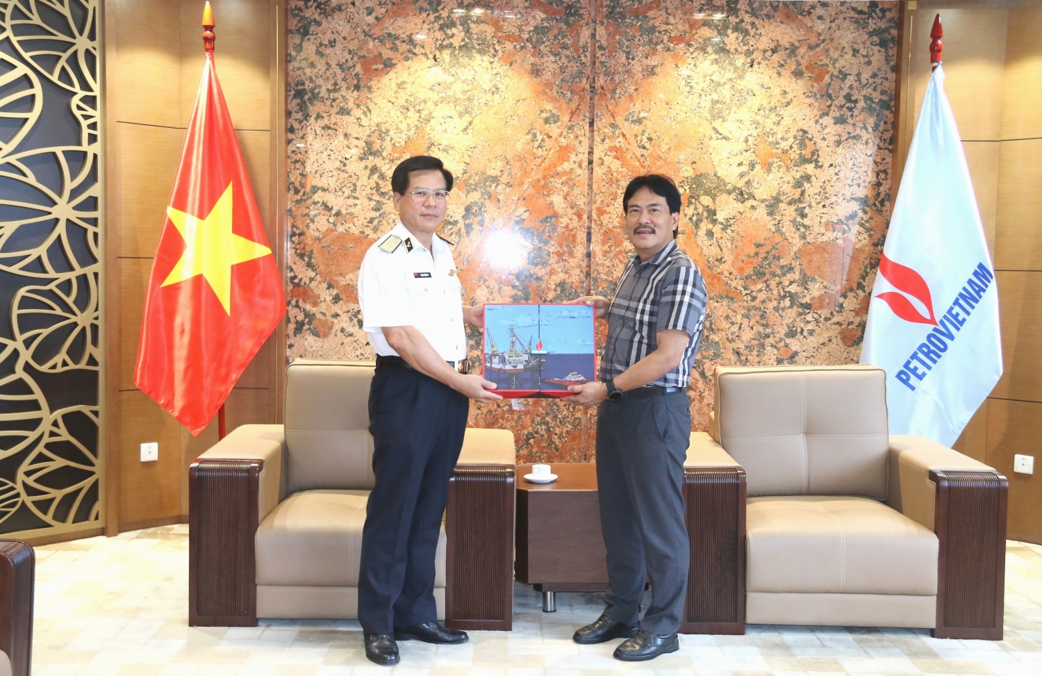 Thành viên HĐTV Petrovietnam Nguyễn Hùng Dũng tặng quà lưu niệm Chuẩn Đô đốc Hoàng Hồng Hà