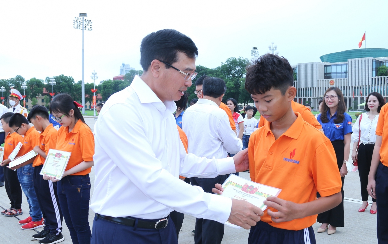 Tuyên dương, khen thưởng con CBCNV đạt thành tích cao trong kỳ thi học sinh giỏi quốc gia, quốc tế năm học 2021 - 2022