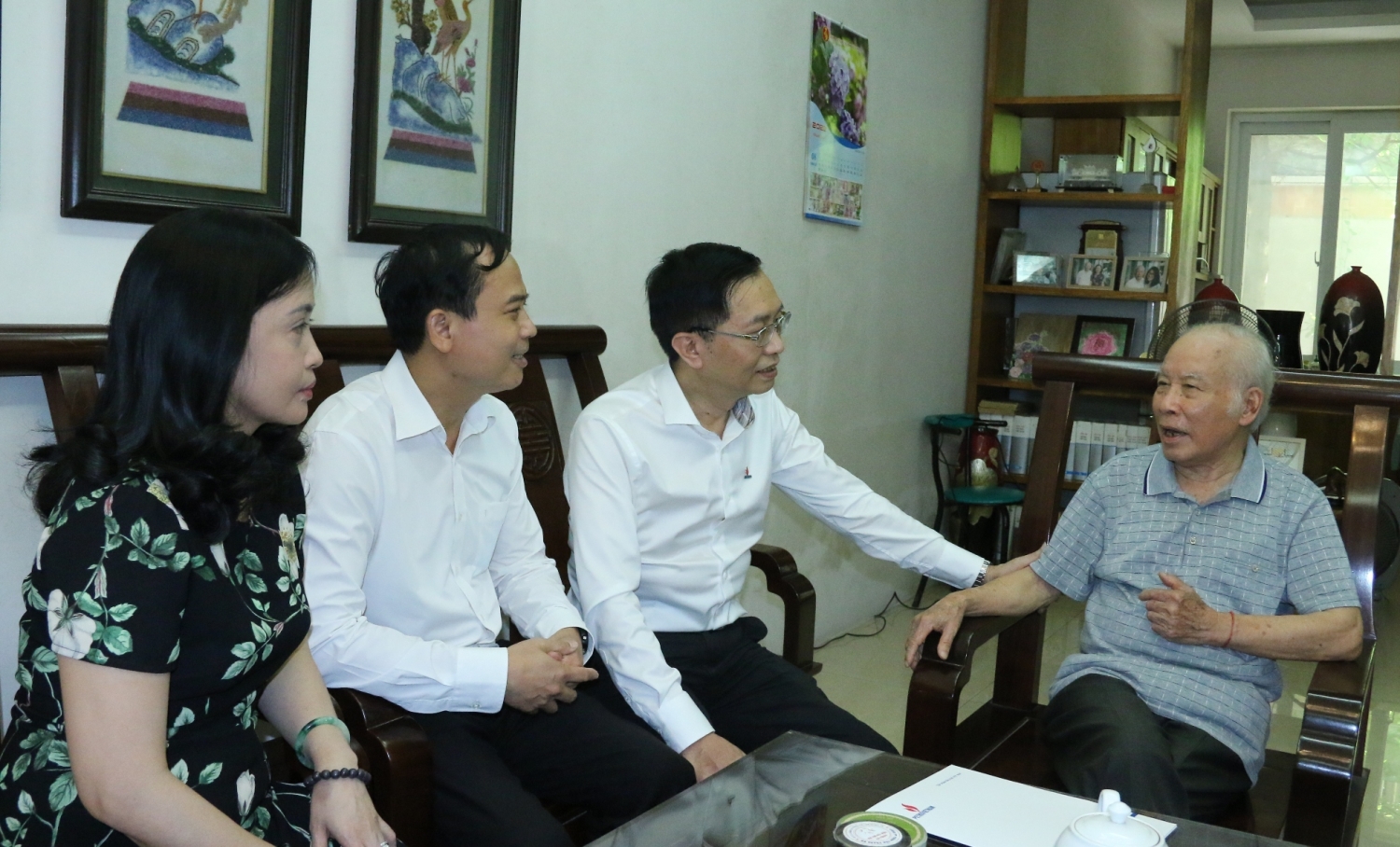 Đoàn công tác thăm hỏi và chúc sức khoẻ đồng chí Hồ Tế - nguyên Bộ trưởng Bộ Tài chính, nguyên Chủ tịch HĐQT Tổng Công ty Dầu khí Việt Nam nay là Tập đoàn Dầu khí Việt Nam