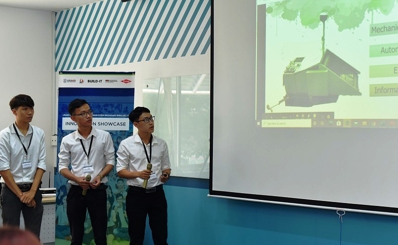 Sinh viên Đà Nẵng sáng chế máy nhặt rác biển thông minh