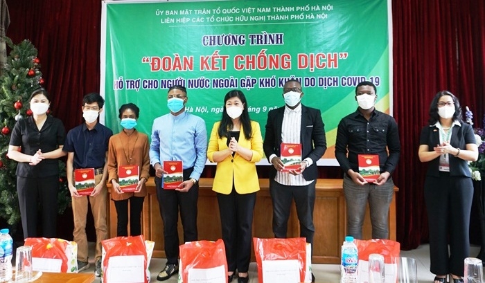 Hà Nội: Trao 25 suất quà hỗ trợ sinh viên nước ngoài gặp khó khăn do dịch Covid-19