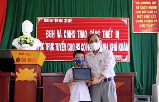 Hà Nội: Trao tặng 96 máy tính bảng cho học sinh có hoàn cảnh khó khăn