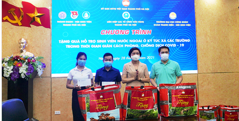 Hà Nội: Trao 230 suất quà hỗ trợ sinh viên nước ngoài gặp khó khăn do dịch Covid-19