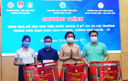 Hà Nội: Trao 230 suất quà hỗ trợ sinh viên nước ngoài gặp khó khăn do dịch Covid-19
