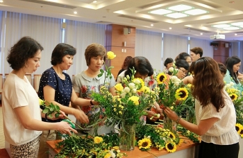 Công đoàn Công ty Mẹ - Tập đoàn tổ chức hướng dẫn cắm hoa nghệ thuật