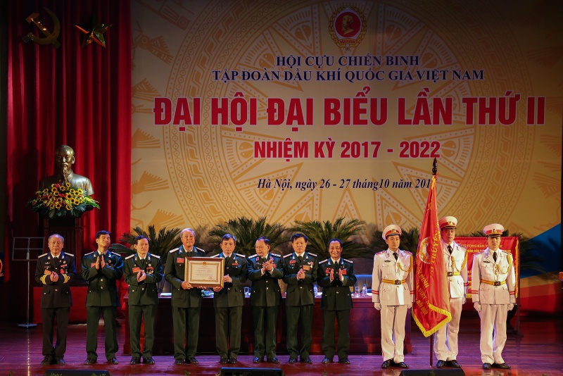 Hội CCB Tập đoàn DKQG VN đón nhận Huân chương Lao động hạng Ba