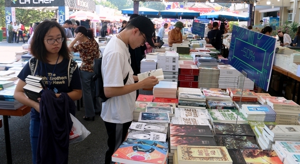 Tìm hiểu “Văn học Nga” tại Hội chợ sách cũ Hà Nội tháng 10