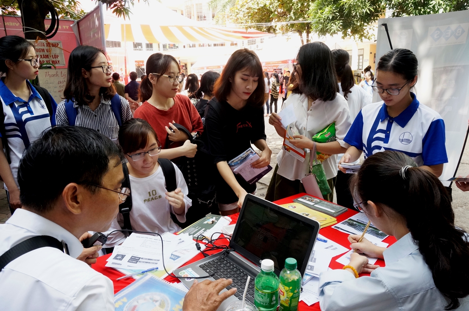 ngay hoi tu van huong nghiep va viec lam nhan luc thoi cach mang 40