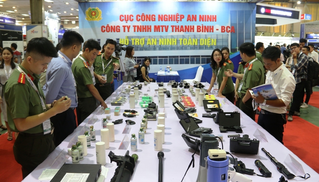 trung bay vat lieu no thiet bi quoc phong an ninh tai dse vietnam 2019
