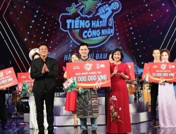 Thí sinh Trần Ngọc Đỉnh giành ngôi vị quán quân cuộc thi “Tiếng hát công nhân”
