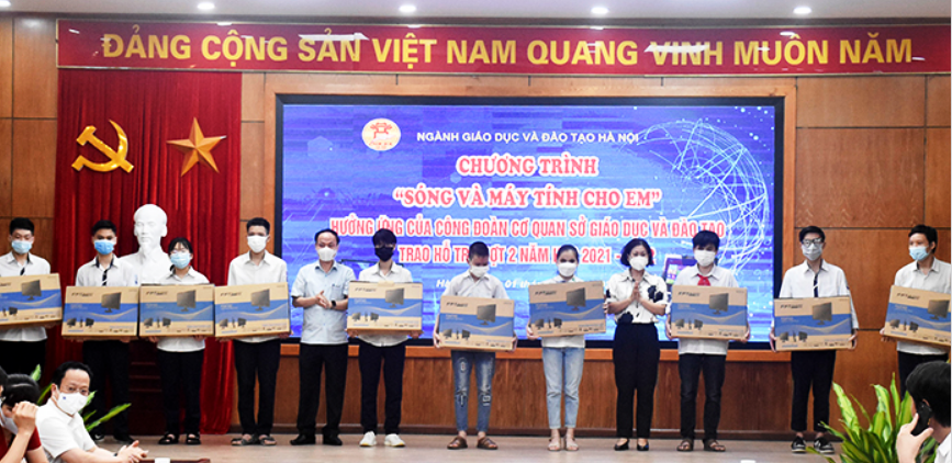 Hà Nội: Thêm 40 học sinh có hoàn cảnh khó khăn nhận thiết bị học trực tuyến