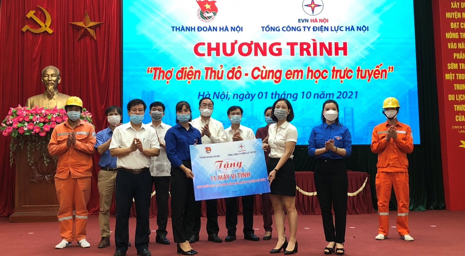 EVNHANOI tặng thiết bị học tập cho học sinh, sinh viên có hoàn cảnh khó khăn