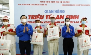 Gian hàng “Triệu túi an sinh” sẻ chia khó khăn với người lao động