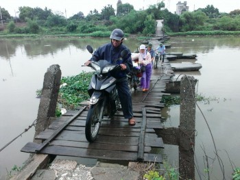 Hà Nam: Người dân 'nín thở' đi qua cầu phao