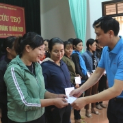 Công đoàn Cơ quan Tập đoàn thăm, tặng quà giáo viên vùng lũ tỉnh Hà Tĩnh